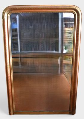 un miroir posé par terre devant une fenêtre