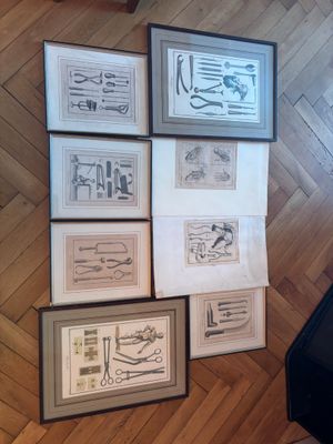 de nombreuses photos encadrées sur le mur d'une pièce