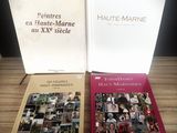 deux livres sont posés l'un à côté de l'autre sur une table