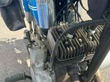 une moto bleue garée sur le bord de la route