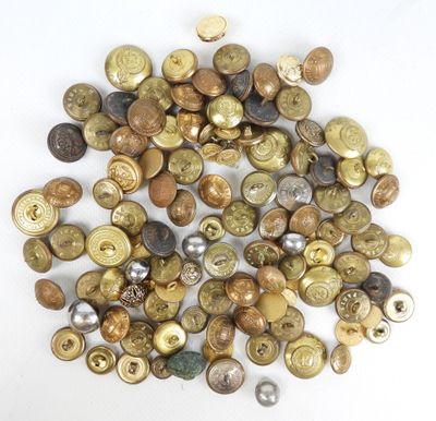 un gros plan sur une pile de boutons posés sur une surface blanche