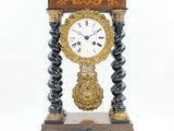 une horloge posée sur une table