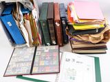 une pile de livres posée sur une table, à côté d'une pile de classeurs