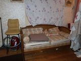 un lit qui se trouve dans un coin de la pièce