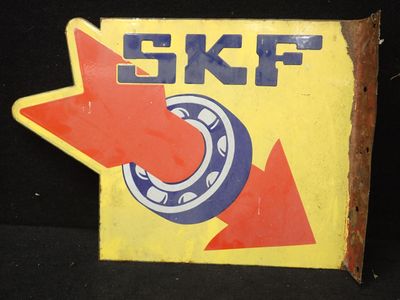 un panneau sur lequel est inscrit « SKF » et sur lequel figure une flèche