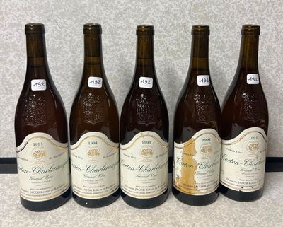 quatre bouteilles de vin sont alignées sur un comptoir