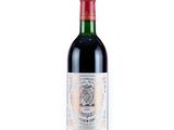 une bouteille de vin rouge posée sur une table blanche
