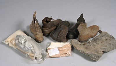 plusieurs paires de chaussures posées sur une table