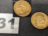 deux pièces d'or sur lesquelles figure l'effigie d'une femme