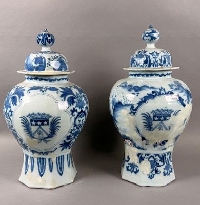 paire de vases chinois bleus et blancs avec couvercles