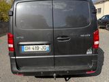 une camionnette garée sur le côté de la route