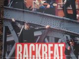 couverture du magazine Backbeat mettant en scène le groupe sur un pont