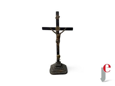 une statue de Jésus sur la croix, sur fond blanc