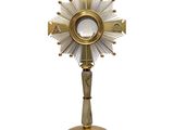 une image représentant une croix dorée sur laquelle est posé un miroir
