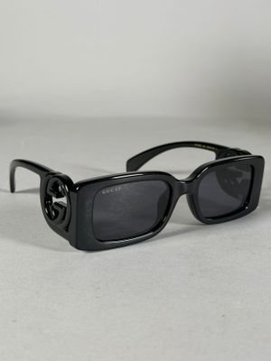 gros plan d'une paire de lunettes de soleil sur une surface blanche
