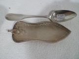 une cuillère en argent et une cuillère en argent posées sur une serviette blanche