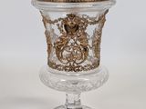 une image représentant un vase en verre orné d'un motif doré