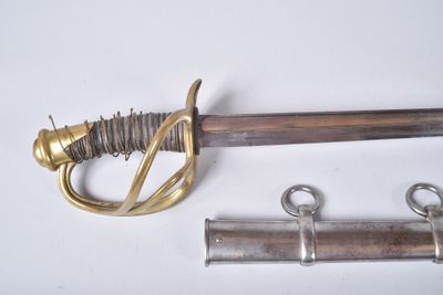 une épée à la poignée en or et une paire de ciseaux