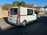 une camionnette blanche garée dans un parking