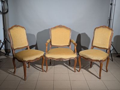 trois chaises avec un revêtement jaune, un revêtement jaune, un revêtement jaune, un revêtement jaune, un revêtement jaune, un revêtement jaune, un revêtement jaune, un revêtement jaune