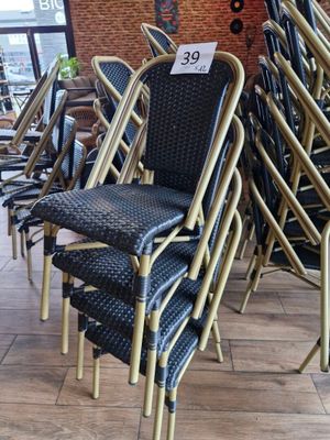 un grand nombre de chaises dans une pièce
