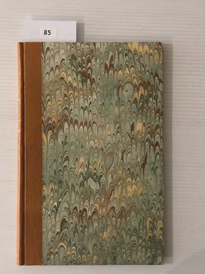 un gros plan sur un livre posé sur une table, à côté d'un bloc-notes