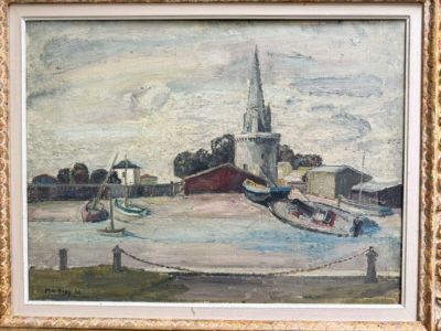 un tableau représentant un bateau dans un port, avec une église en arrière-plan