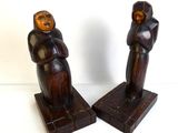 deux figurines en bois représentant un homme et une femme se tenant la main
