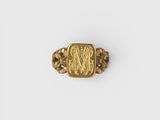 une bague en or sur laquelle sont gravés les portraits d'un homme et d'une femme