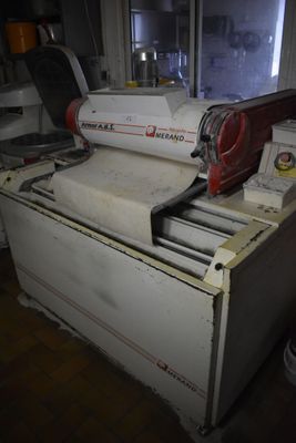 une machine posée sur une table dans une pièce