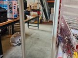 un grand miroir posé au milieu d'une pièce