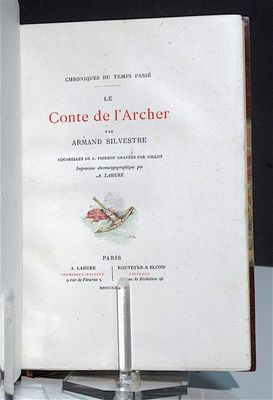 un livre ouvert avec l'image d'un oiseau dessus
