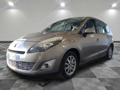 la voiture argentée est garée sur un sol en damier dans le garage