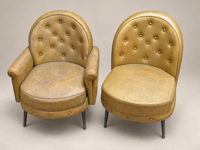paire de fauteuils club en cuir avec assises capitonnées