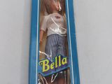une poupée Barbie dans une boîte bleue posée sur une table blanche