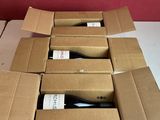 plusieurs bouteilles de vin se trouvent dans un carton sur une table