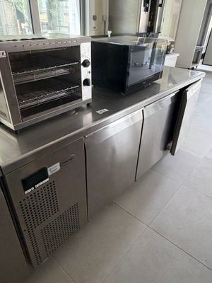 plan de travail en acier inoxydable sur lequel sont posés un four à micro-ondes et un four grille-pain
