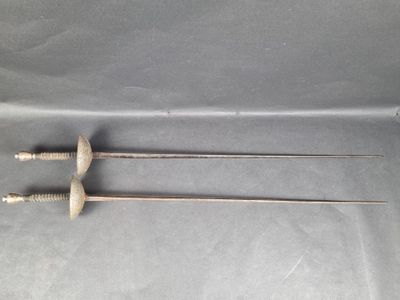 Paire de fleurets (L : 107 cm) (oxydations)