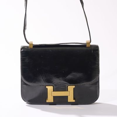 HERMÈS, Sac "Constance" 23 cm en veau verni bleu nuit Circa …
