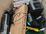 un carton rempli d'appareils électroniques et d'autres objets