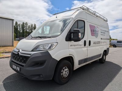 la camionnette blanche est garée sur le côté de la route