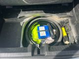 l'intérieur d'une voiture dans le coffre de laquelle se trouve un appareil bleu et jaune