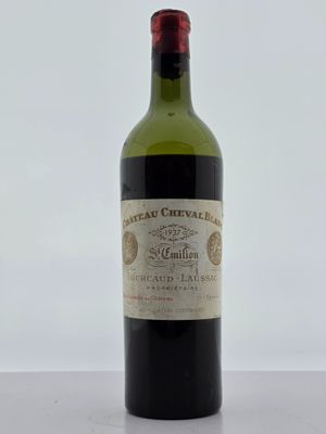 une bouteille de vin posée sur une table