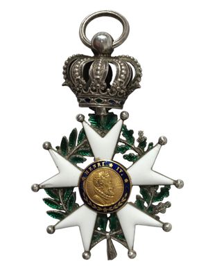 Gros plan sur une médaille surmontée d'une couronne