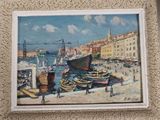 une peinture représentant une scène portuaire avec des bateaux dans l'eau