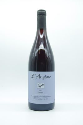 une bouteille de vin posée sur une table