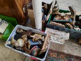 une boîte remplie d'objets posée par terre à côté d'un tas d'autres objets