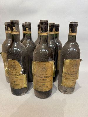 six bouteilles de vin sont alignées sur une table