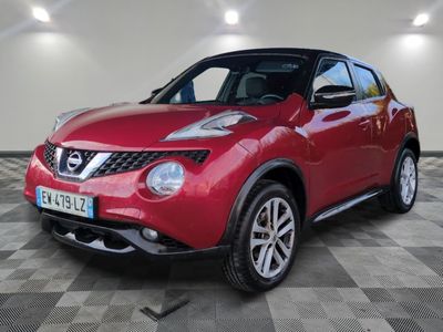 Le SUV Nissan Juke rouge est garé dans une grande pièce.