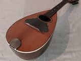 une guitare posée sur une table